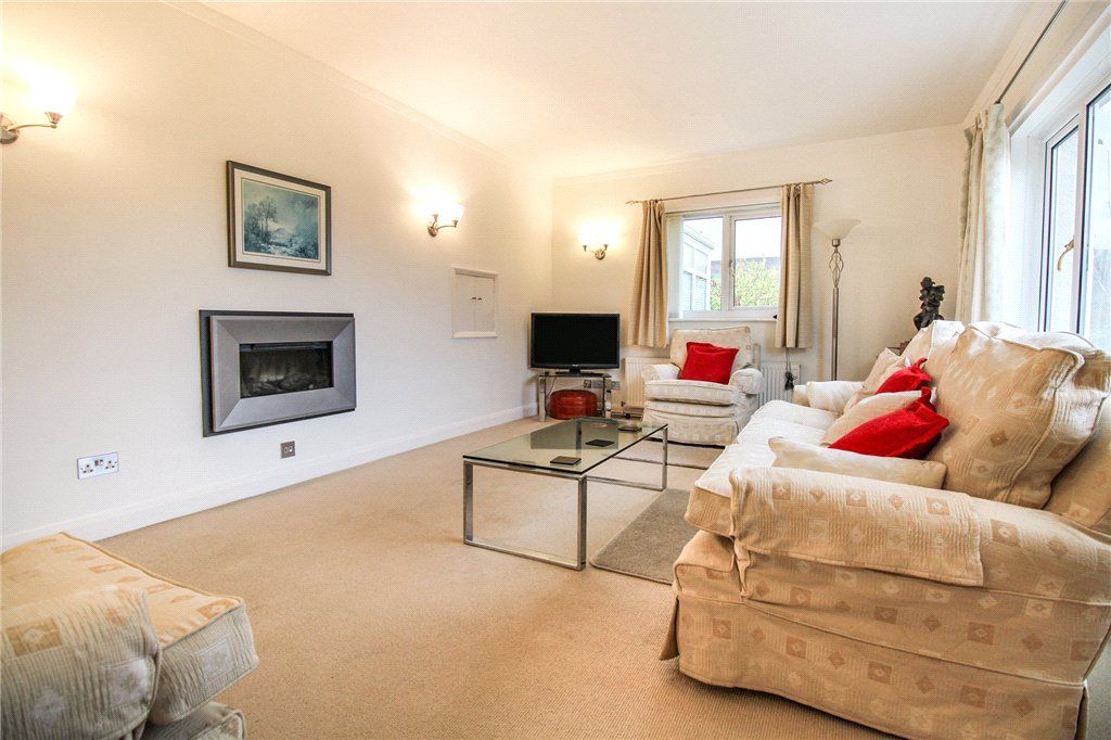 Property photo 3 of 18 Livng Room