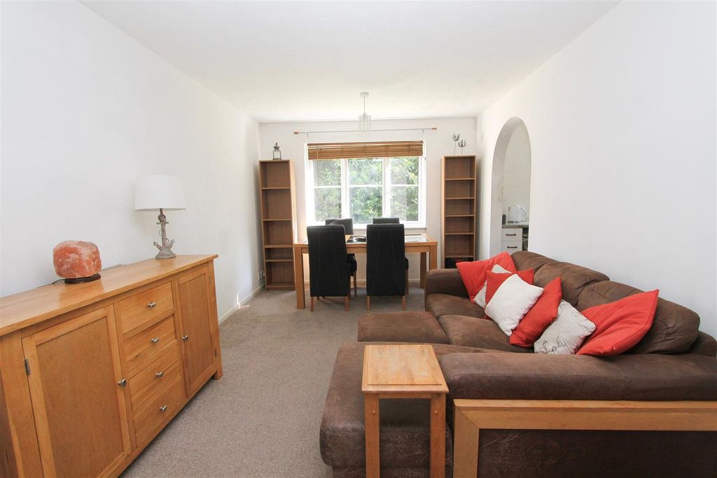 Property photo 3 of 14 Ac12c46c-Bc05-4E40-Befb-ce4F8A6597c0.Jpg