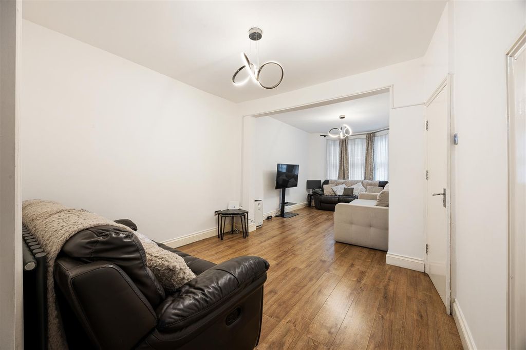 Property photo 3 of 27 Skeltons Lane, E10