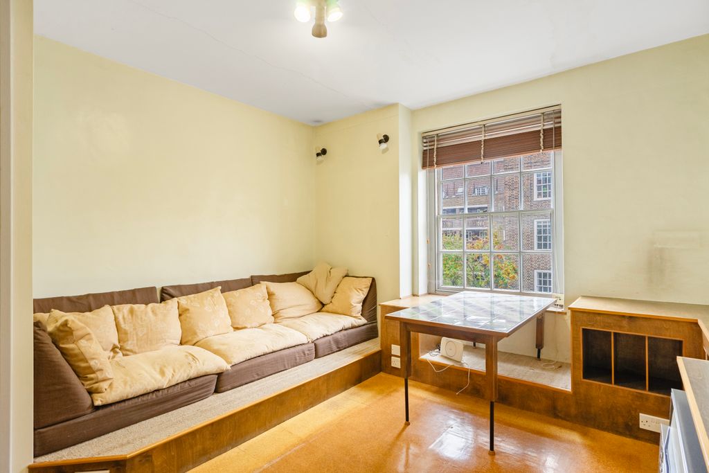 Property photo 3 of 20 Lounge