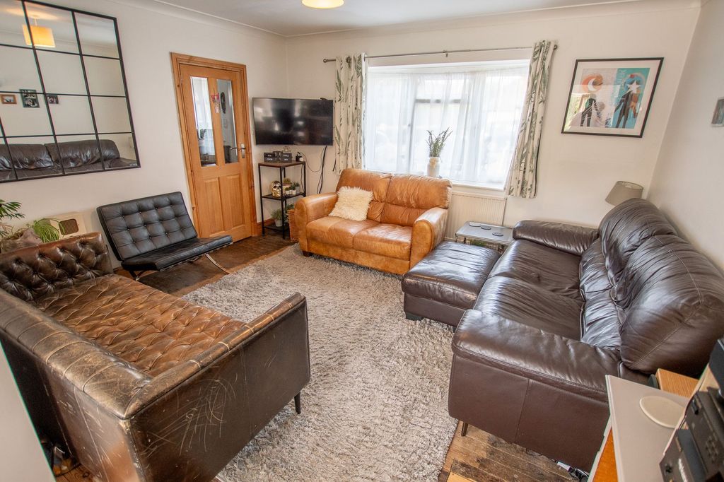 Property photo 3 of 14 Lounge