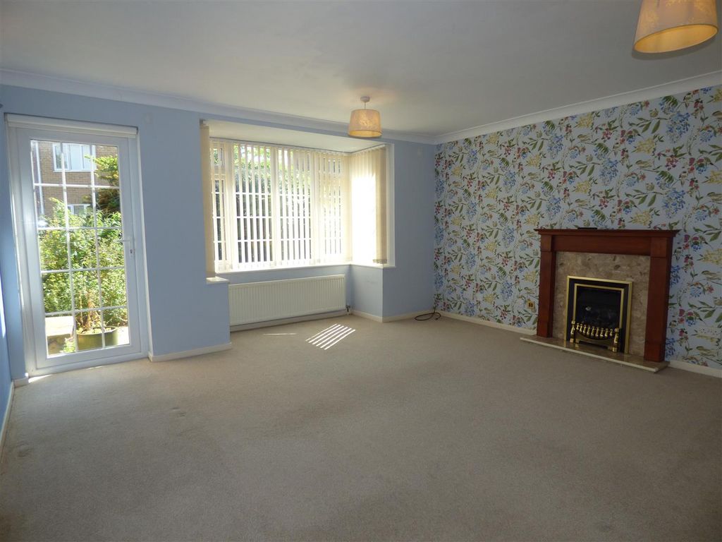 Property photo 2 of 11 10 Kensington Close Lounge 1.Jpg