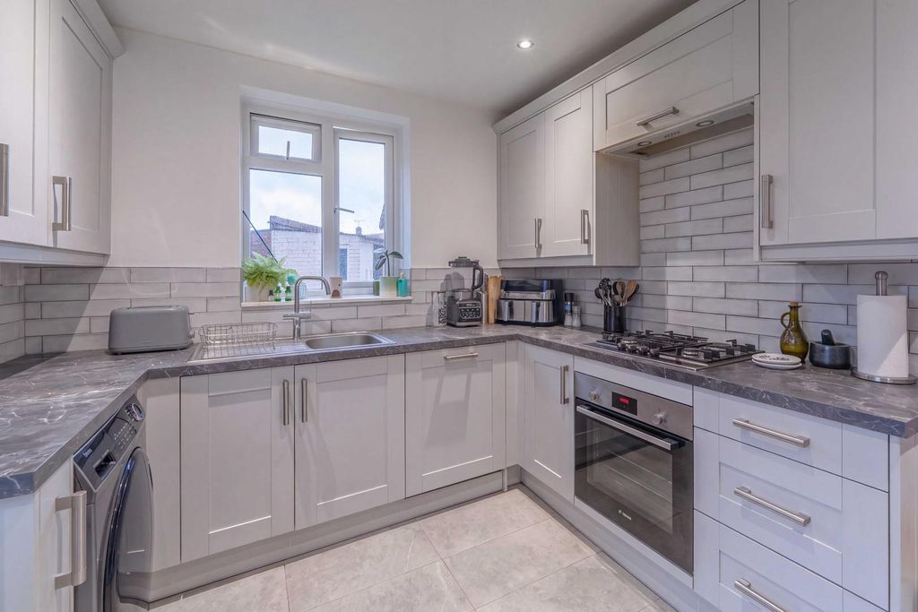 Property photo 2 of 21 132 Southville Crescent Feltham Tw14 8Aw-9.Jpg