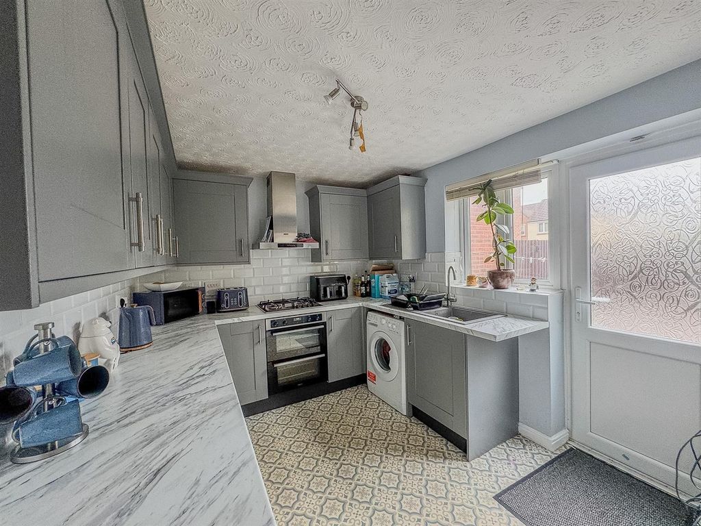 Property photo 3 of 17 Kitchen