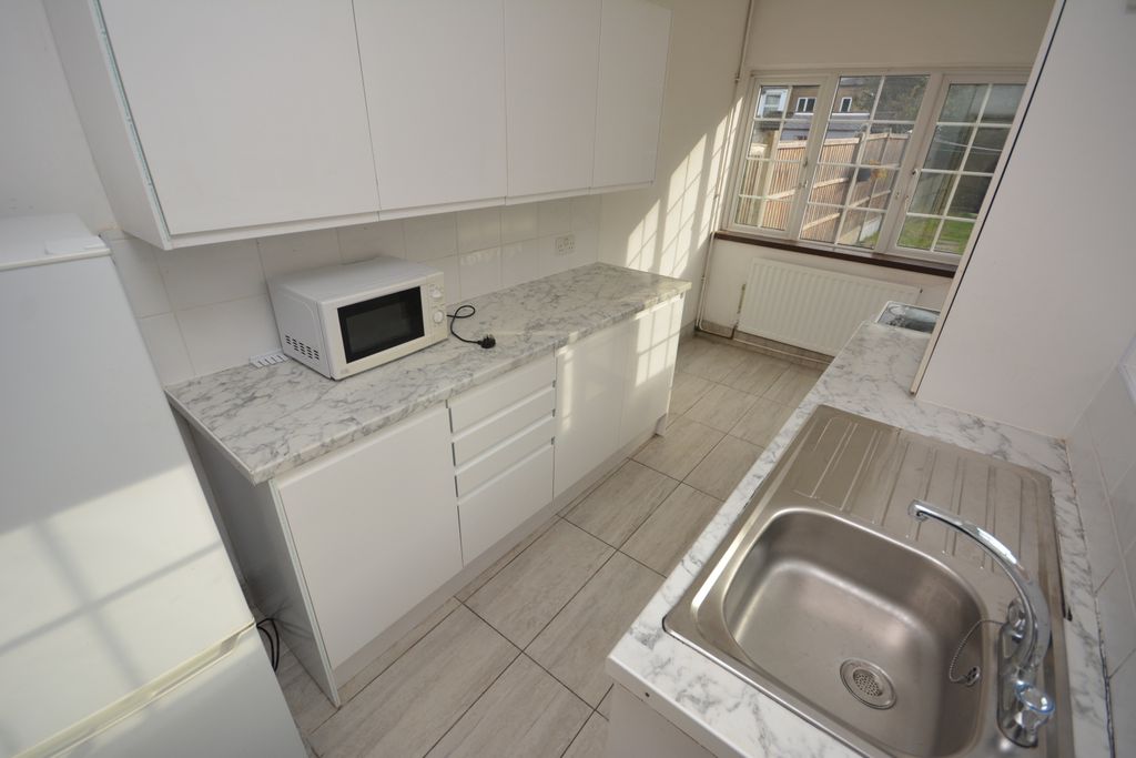 Property photo 2 of 9 Kitchen