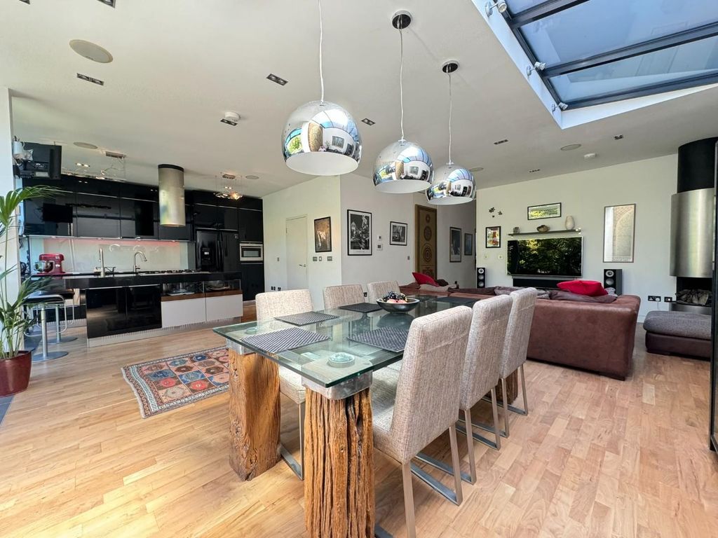 Property photo 2 of 52