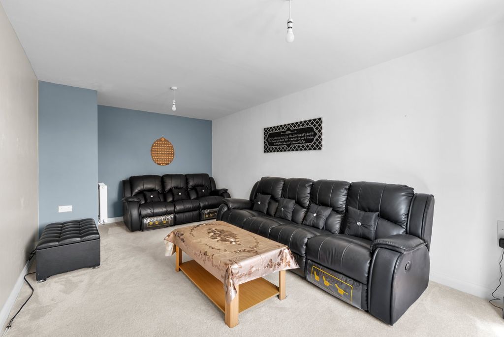 Property photo 2 of 15 Lounge