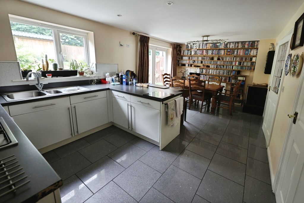 Property photo 3 of 17 Pbox-Kitchen-333400.Jpg