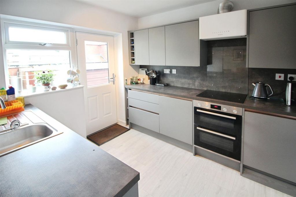 Property photo 3 of 14 Kitchen