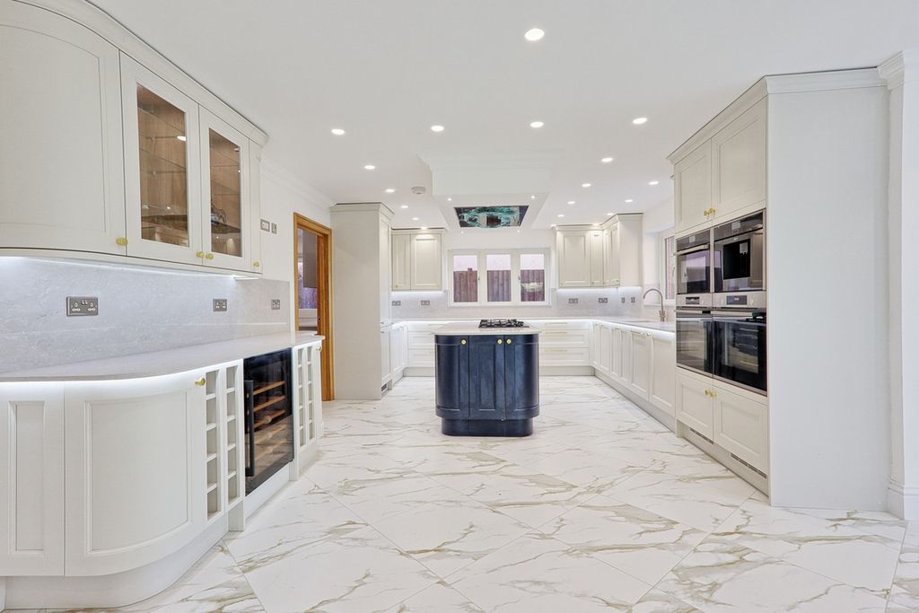 Property photo 2 of 42