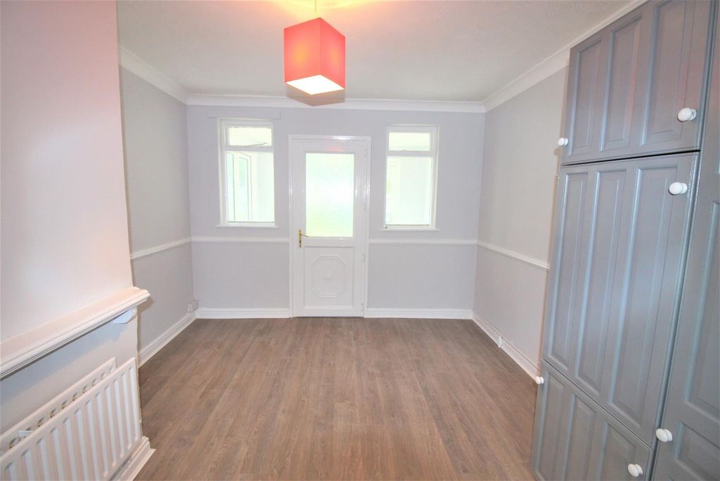 Property photo 3 of 9 Bright Modern Room With Sleek Wood Flooring...