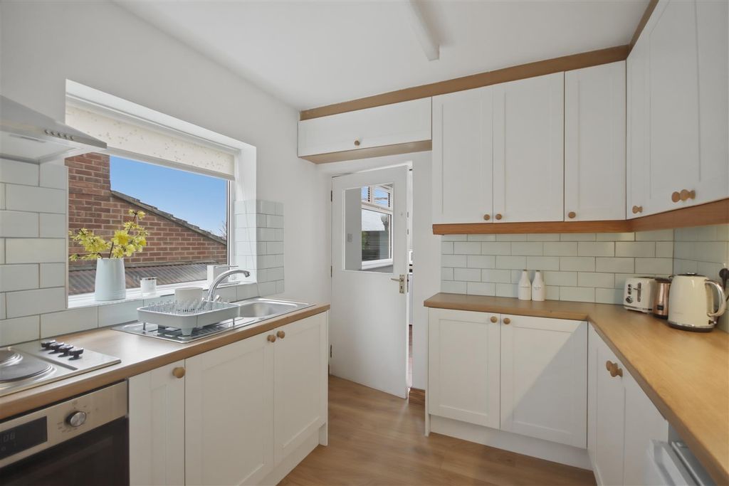 Property photo 3 of 18 Kitchen