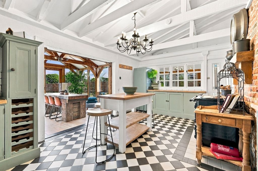 Property photo 3 of 19 Bespoke Kitchen