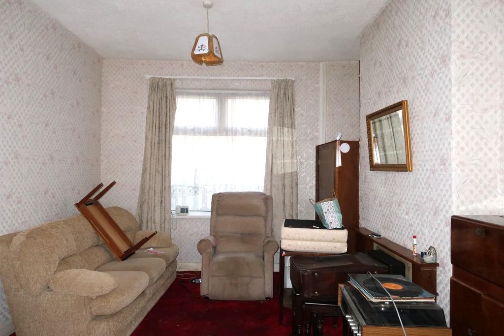 Property photo 3 of 16 Sitting