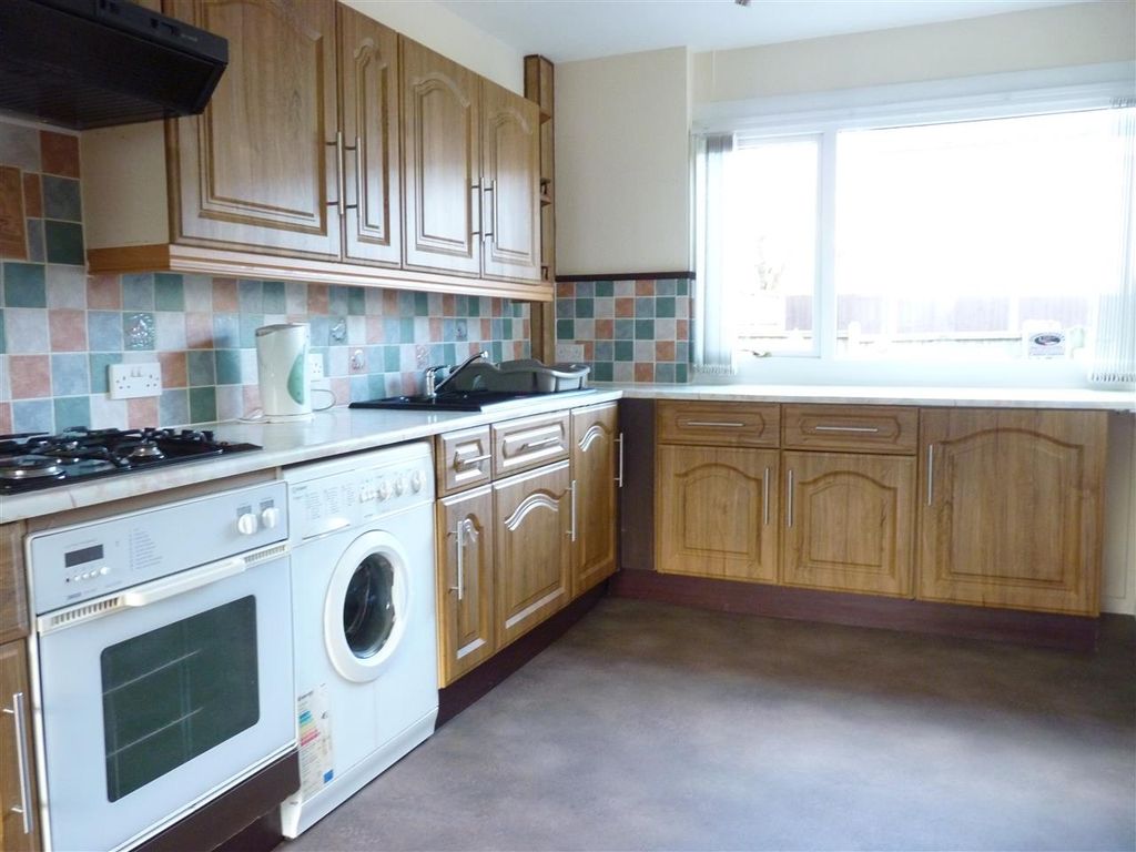 Property photo 3 of 9 Kitchen