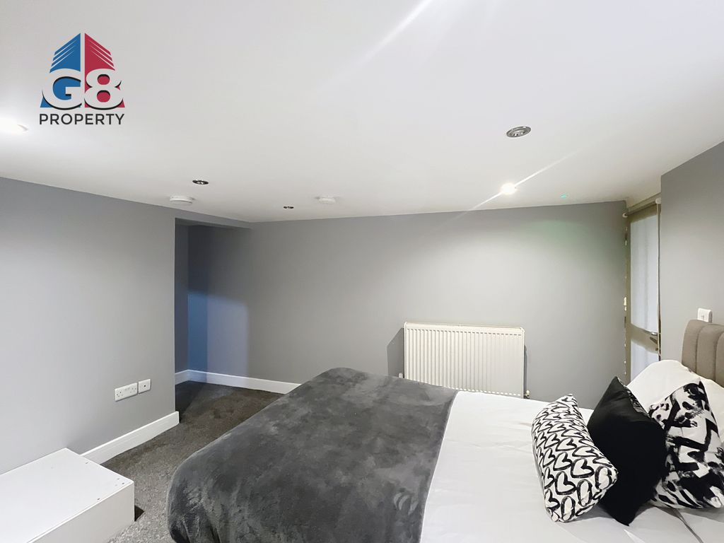 Property photo 3 of 10 Room 5