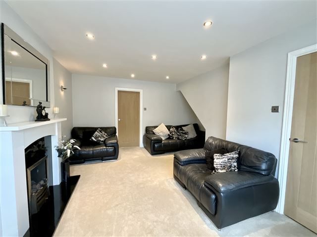 Property photo 3 of 19 Lounge