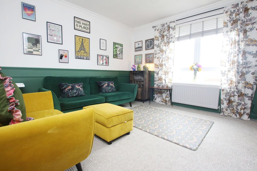 Property photo 2 of 13 Lounge