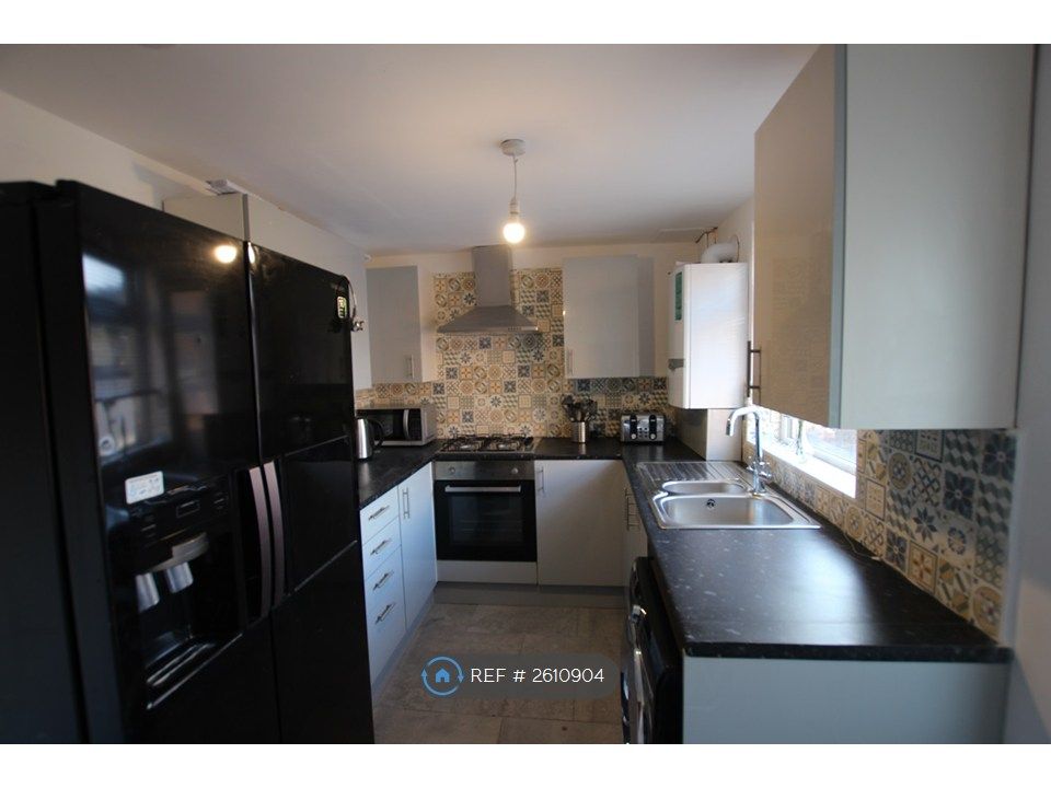 Property photo 3 of 10 Kitchen