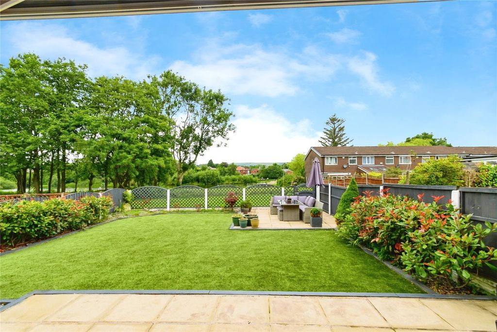 Property photo 1 of 18 Outside