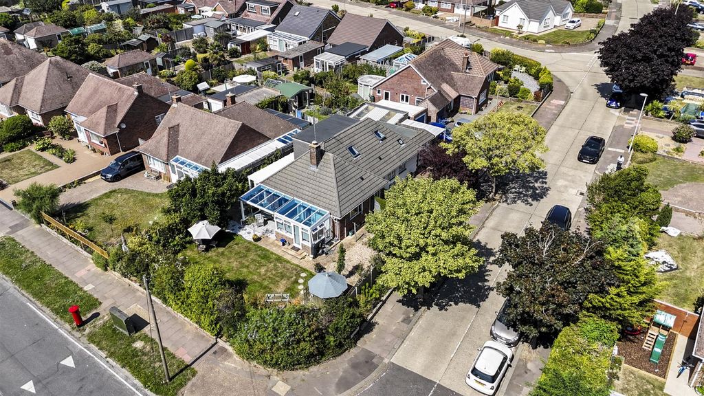 Property photo 1 of 25 Windermere Crescent, 1-002.Jpg