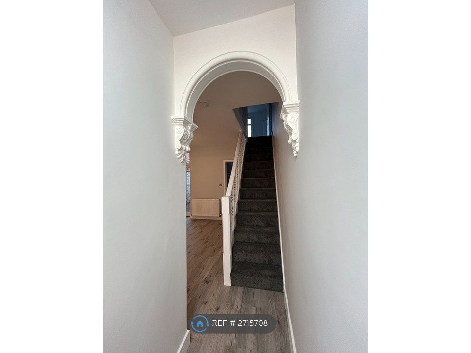 Property photo 3 of 19 Entrance Hallway