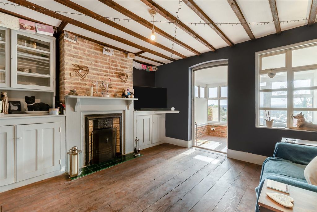 Property photo 2 of 19 Lounge