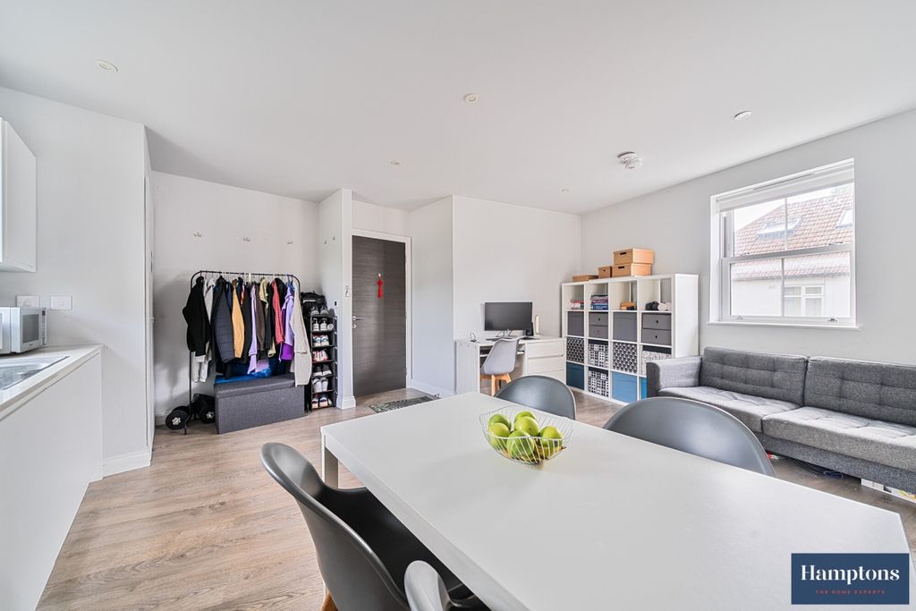 Property photo 3 of 12 046Ecd34-B2F5-4A6...