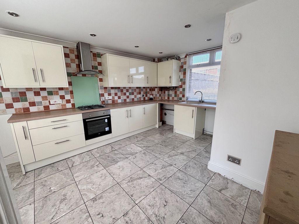 Property photo 1 of 9 Kitchen
