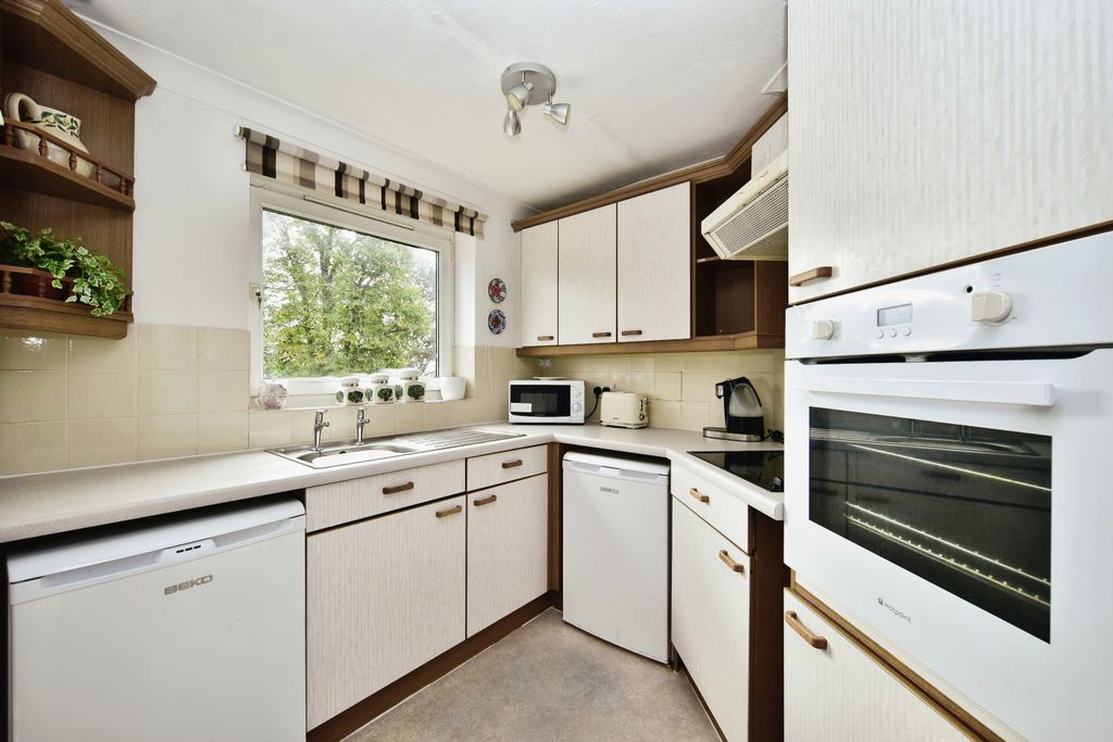 Property photo 3 of 11 Kitchen