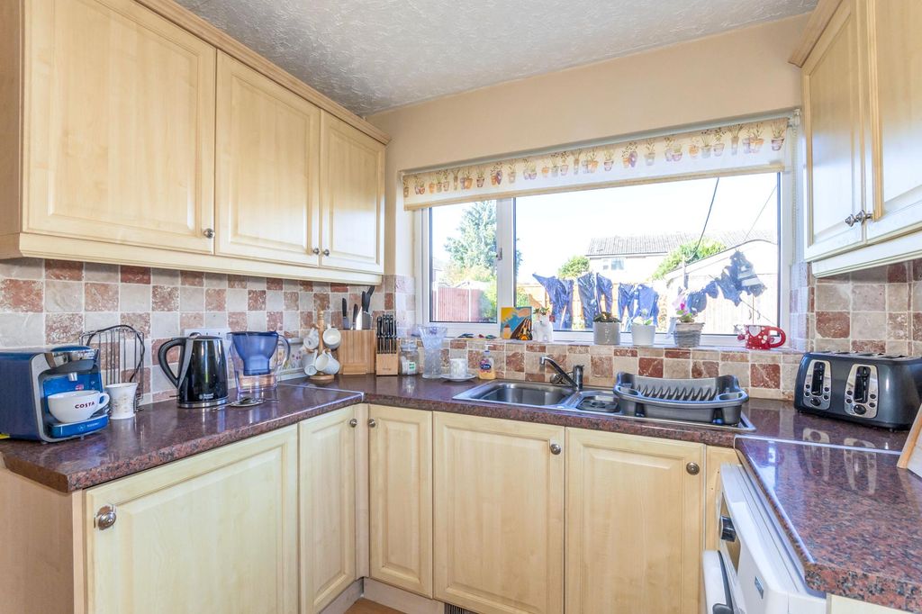 Property photo 2 of 6 Kitchen