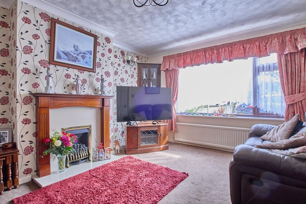 Property photo 2 of 15 Lounge