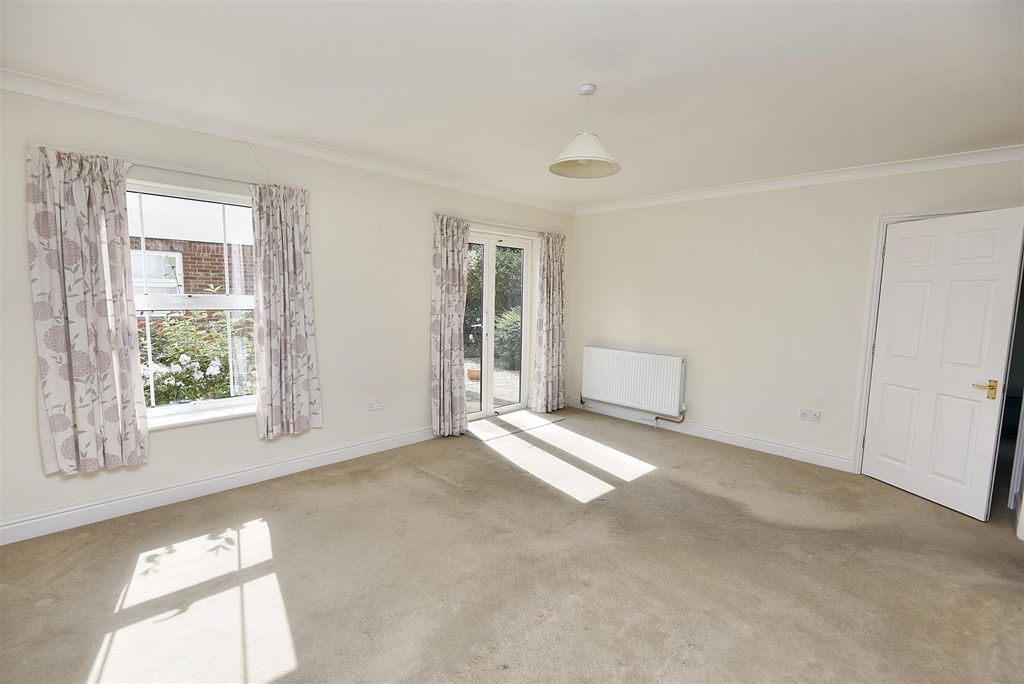 Property photo 3 of 7 Sitting Room