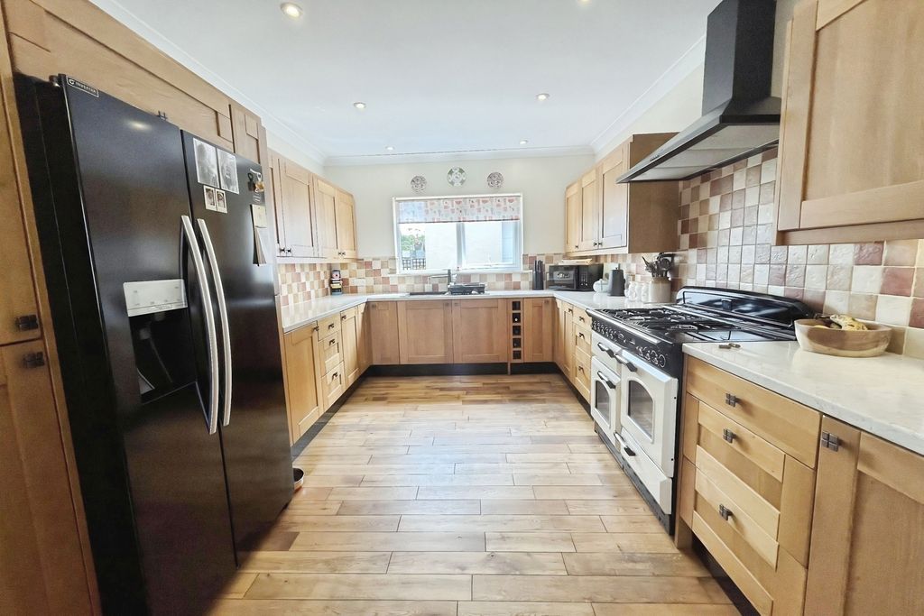 Property photo 3 of 21 Kitchen