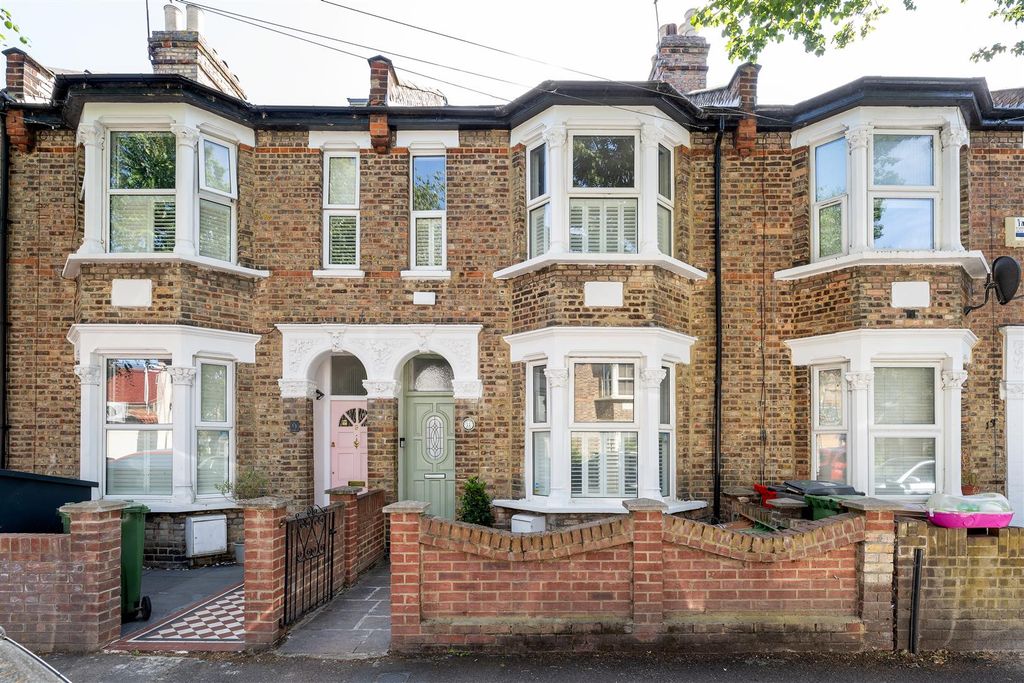 Property photo 1 of 31 Lansdowne Road, E17