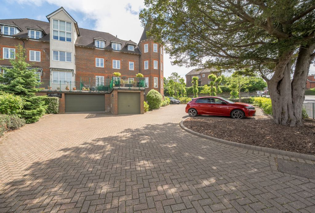 Property photo 1 of 15 1300642-52-683843...