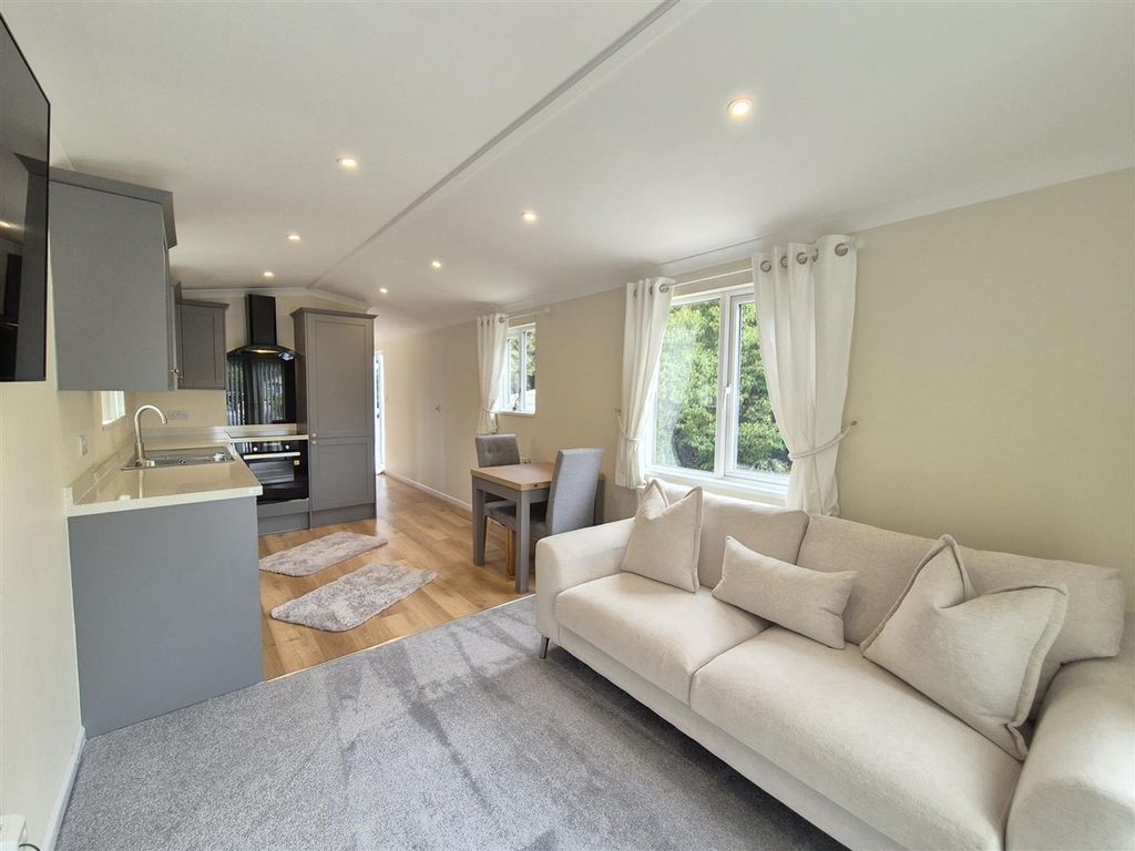 Property photo 3 of 12 Kitchen/Diner