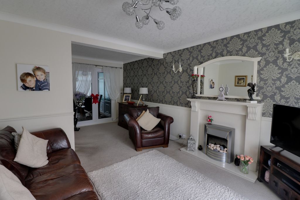 Property photo 2 of 12 Lounge