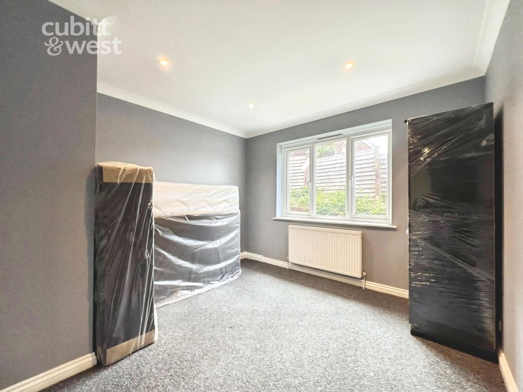 Property photo 1 of 10 Room 3