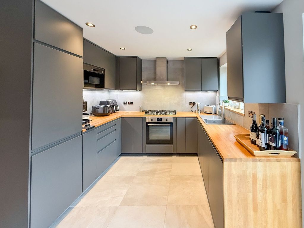 Property photo 3 of 14 Kitchen