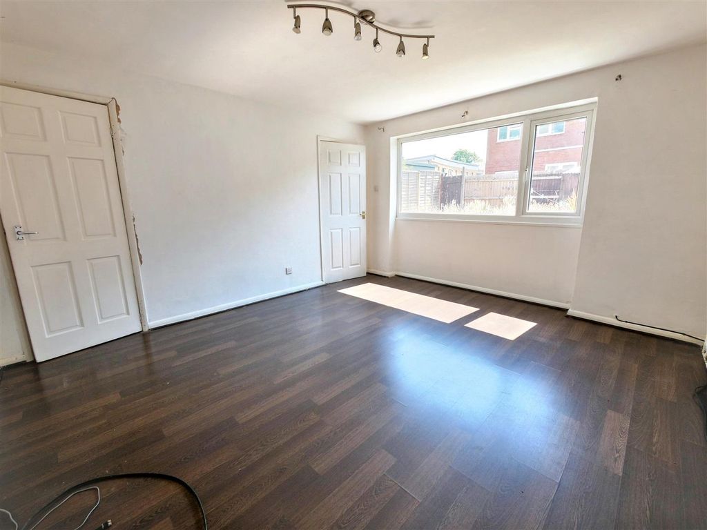 Property photo 3 of 7 20260709170201_20260709-Interior-6-Xvd87Uiv2Njk6F7