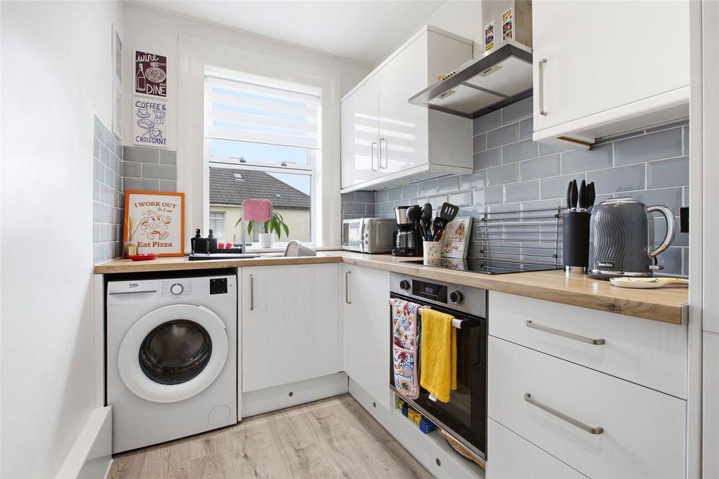 Property photo 3 of 17 Kitchen