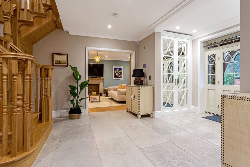 Property photo 3 of 14 Entrance Hall