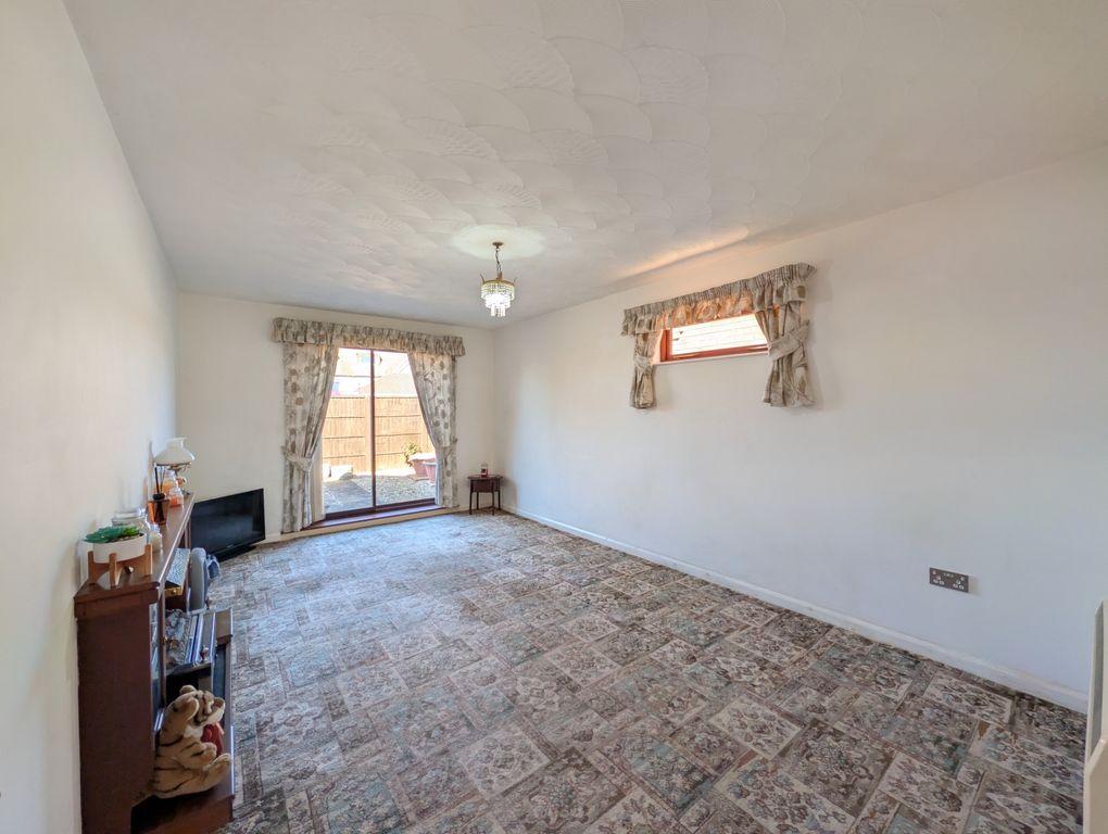 Property photo 3 of 8 Lounge