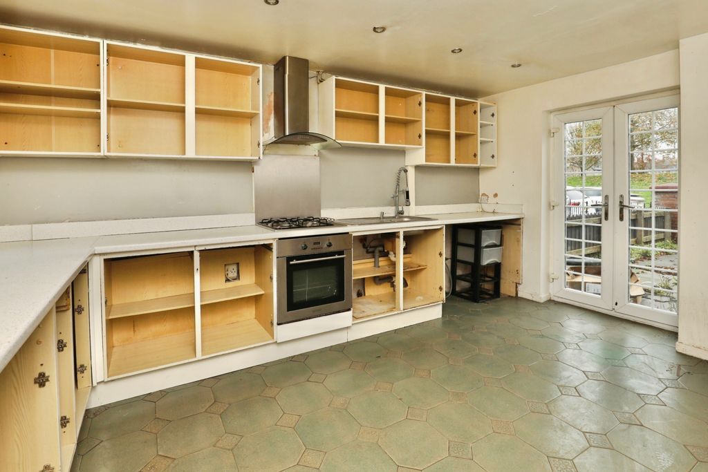 Property photo 3 of 15 Kitchen