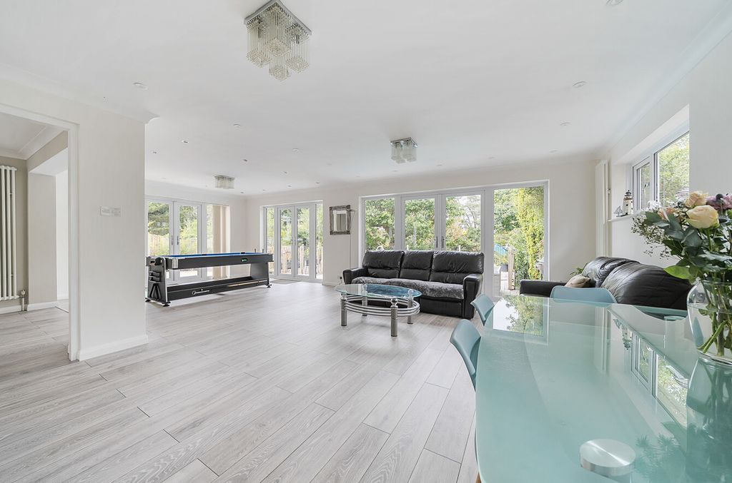 Property photo 3 of 24 1334895-12-6894Ab...