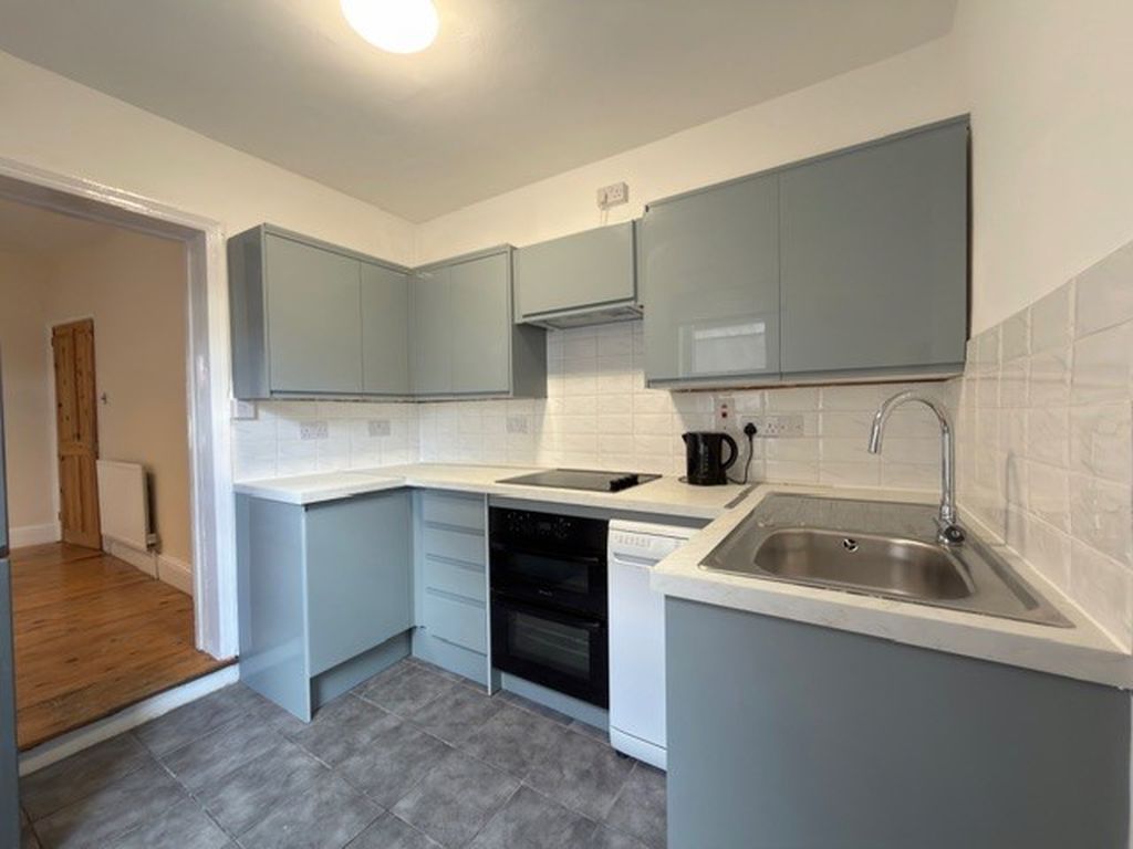 Property photo 3 of 17 Kitchen