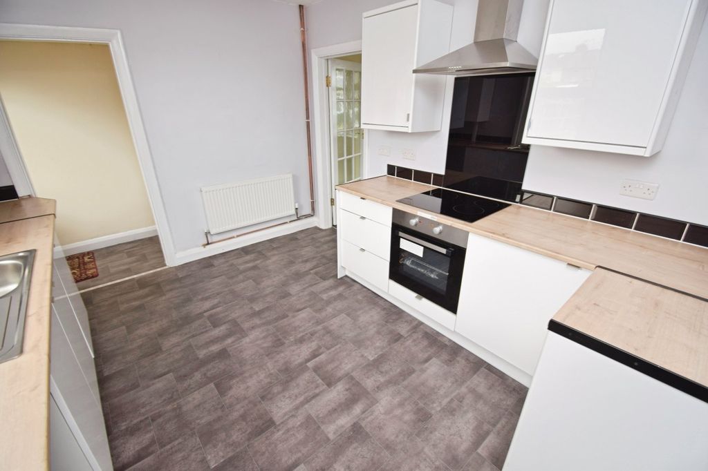 Property photo 3 of 11 Kitchen