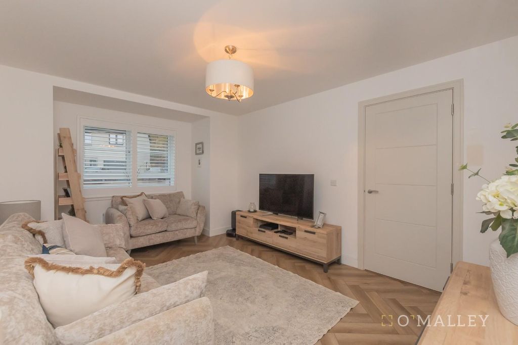 Property photo 3 of 13 Lounge