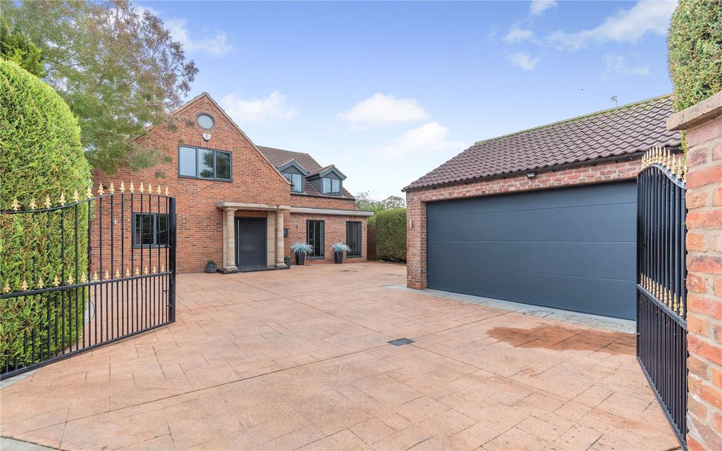 Property photo 2 of 20 Entrance